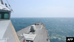 美国海军提供的照片显示阿利伯克级导弹驱逐舰“哈尔西号”（USS Halsey)2024年5月8日“例行性”通过台湾海峡。