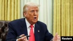အမေရိကန်သမ္မတ Donald Trump က သမ္မတစီရင်ဆုံးဖြတ်ခွင့်အာဏာအရ ထုတ်ပြန်မိန့်များကို အိမ်ဖြူတော်ဘဲဥပုံရုံးခန်းမှာ လက်မှတ်ရေးထိုးနေစဥ်။ 