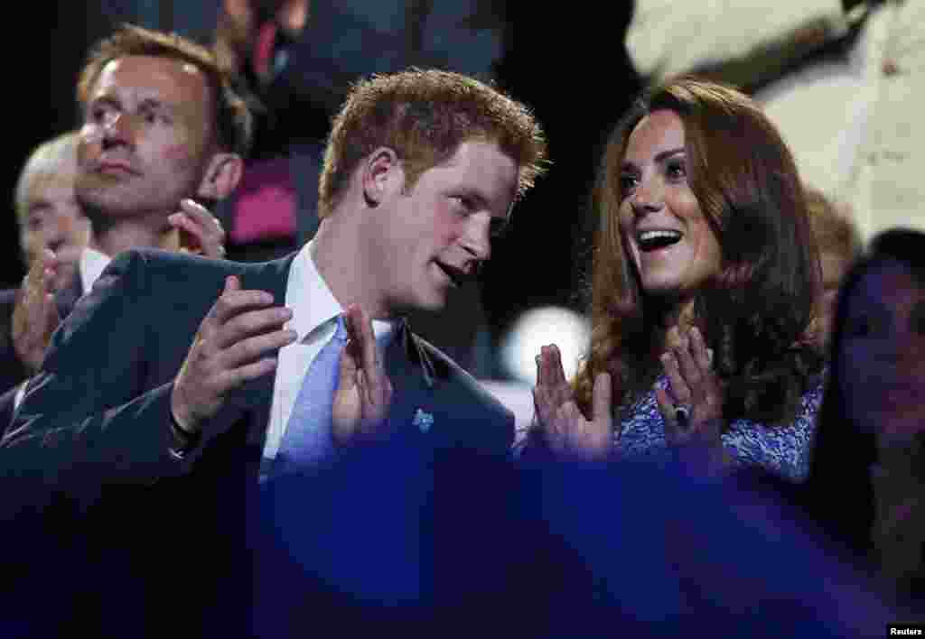 Hoàng tử Anh Harry và Công tước Cambridge Kate Middleton dự lễ bế mạc Olympic London 2012.