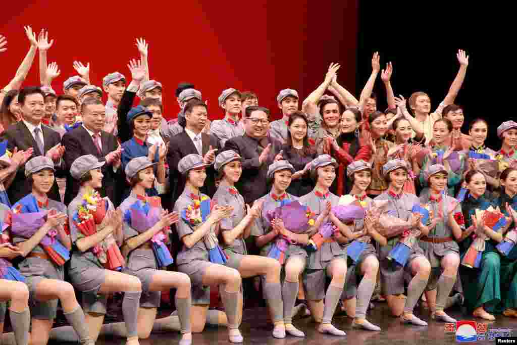 2018年4月16日，朝鲜领导人金正恩及其夫人李雪主和中共中央对外联络部部长宋涛在平壤观看中国芭蕾舞剧《红色娘子军》后同演员一起鼓掌。此前，李雪主同朝鲜高层官员观看了中国芭蕾舞团演出的舞剧《吉赛尔》。而在2017年11月，宋涛以中共中央总书记习近平特使的身份访问朝鲜，目的是向金正恩通报中共十九大的情况， 却在平壤受到冷遇，没见到金正恩。