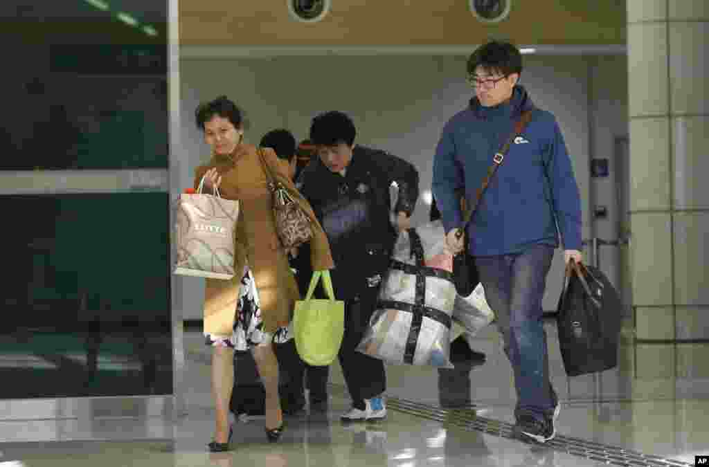 来自朝鲜开城的韩国人带着他们的物品于2013年4月9日抵达首尔以北坡州板门店村边境附近的海关,移民和检疫局。