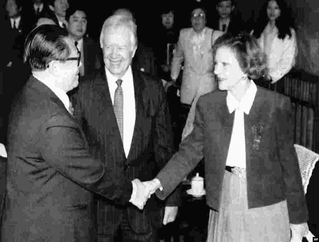 1991年4月14日,美国前总统卡特对中共总书记江泽民介绍他的妻子