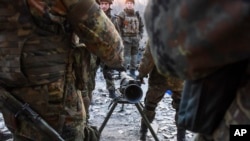 На фото - бійці батальйону "Азов" у селищі Широкине поблизу Маріуполя.