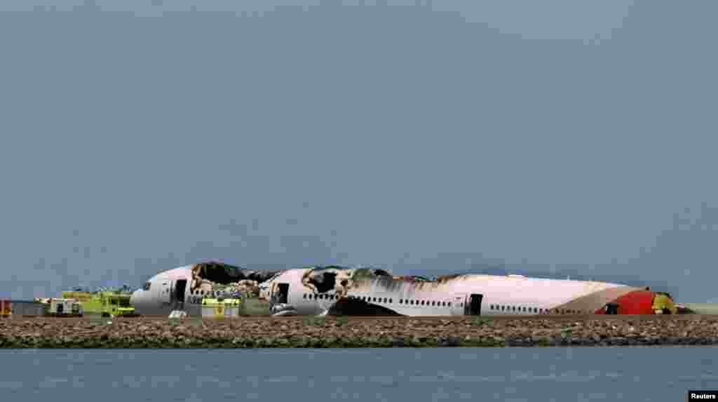 Đống đổ nát của chiếc phi cơ Boeing 777 của hãng hàng không Asiana tại sân bay quốc tế San Francisco, ngày 6/7/2013.