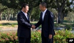 2013年6月7号美国总统奥巴马与中国国家主席习近平在洛杉矶附近棕榈泉的阳光之乡庄园握手会面