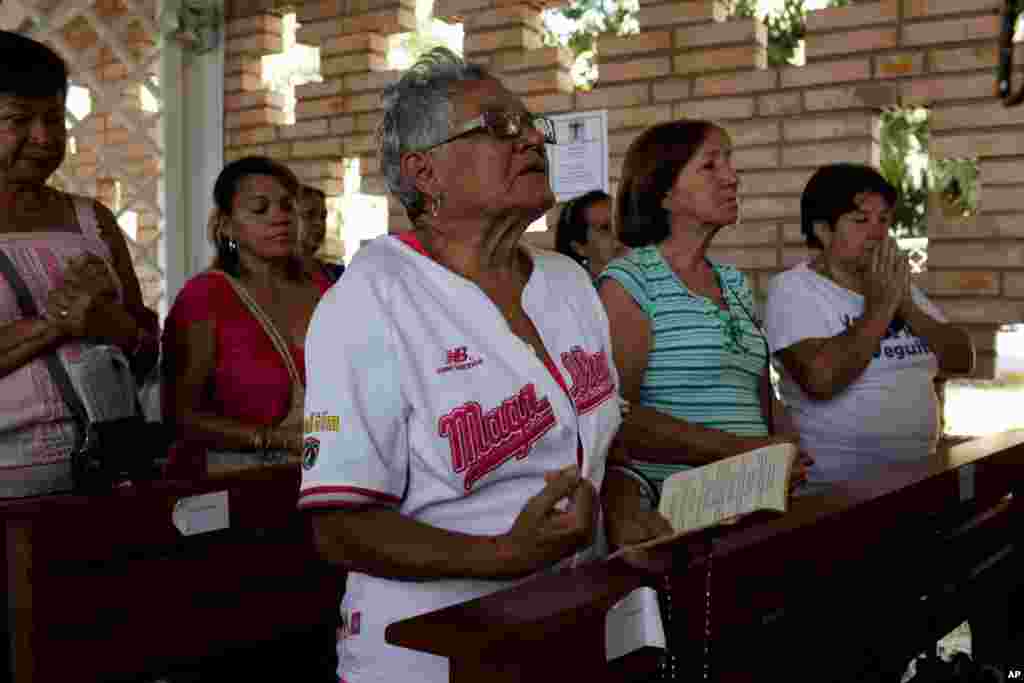Những người ủng hộ Tổng thống Chavez cầu nguyện cho ông tại nhà nguyện của bệnh viện quân đội ở Caracas, ngày 5/3/2013.
