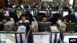 Người sử dụng máy tính tại một quán cà phê Internet ở Côn Minh, tỉnh Vân Nam ở phía tây nam Trung Quốc. Con số đông đảo người sử dụng internet đã trở thành một thử thách đối với những cố gắng của nhà nước Trung Quốc nhằm kiểm soát thông tin