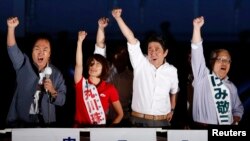 Thủ tướng Nhật Bản Shinzo Abe và lãnh đạo của Đảng Dân chủ Tự do LDP trong chiến dịch vận động tranh cử tại Tokyo, ngày 20/7/2013.