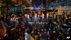 2016年9月17日纽约市长白思豪(中)在曼哈顿爆炸案的一个新闻发布会上。