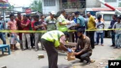 Cảnh sát Bangladesh điều tra hiện trường vụ blogger Ananta Bijoy Das bị đâm chết ở Sylhet hôm 12/5/2015.