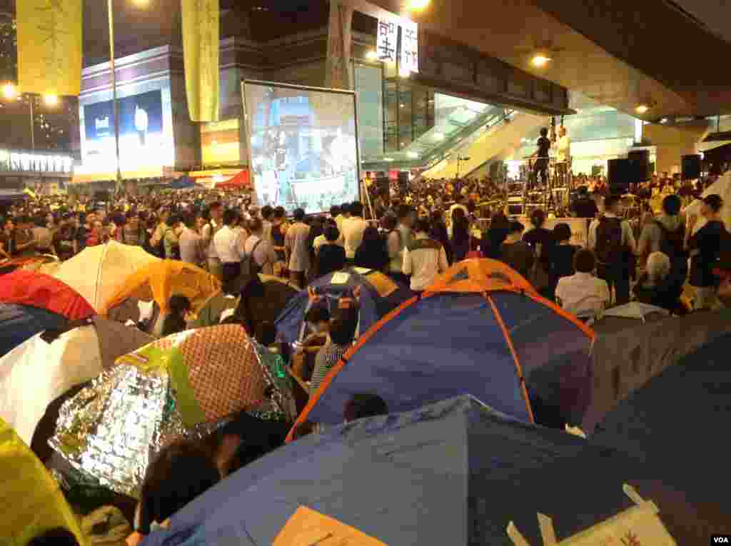 数以千计的学生和市民在金钟雨伞广场声援学联代表 (美国之音图片/海燕拍摄)