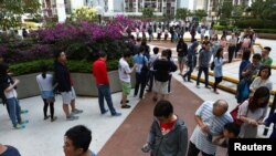 香港选民排长队等待在区议会选举中投下自己的一票。(2019年11月24日)