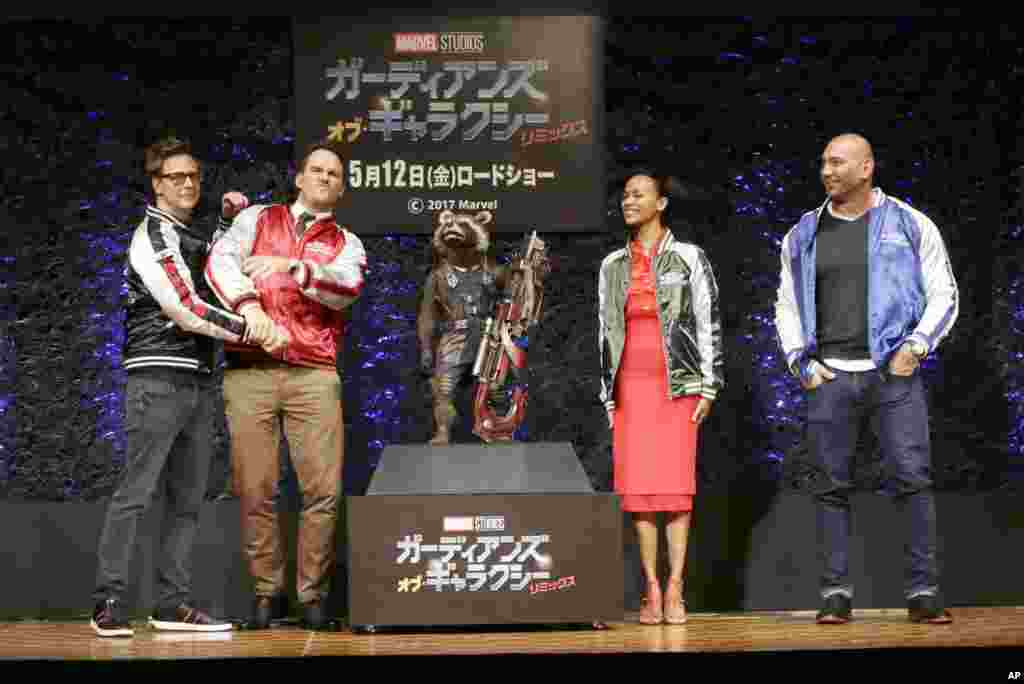 在电影《银河护卫队2》(Guardians of the Galaxy Vol. 2." )的东京记者会上,左起:导演詹姆斯·古恩(James Gunn),演员克里斯·帕拉特(Chris Pratt) , 佐伊·萨尔达纳(Zoe Saldana) 和戴夫·包蒂斯塔 Dave Bautista(2017年4月11日)。在影片《银河护卫队》获得意外成功后,制片人再次启用原班人马,推出成本更大,更华丽的续集。