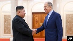 Фото російського МЗС через АР: російський міністр Лавров та лідер Кореї Кім Чен Ин зустрілись в КНДР 19 жовтня 2023 року