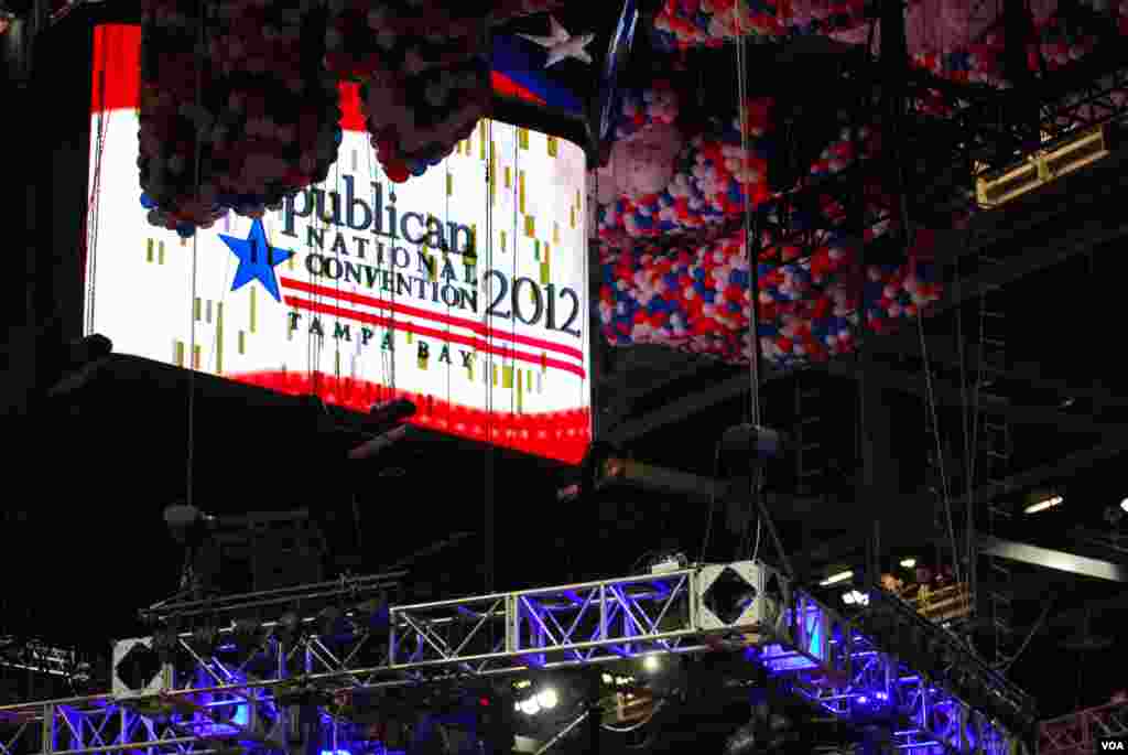 Địa điểm tổ chức Đại hội, Tampa Bay Times Forum, đã sẵn sàng tiếp đón các phái đoàn đến dự Đại hội. J. Featherly/VOA