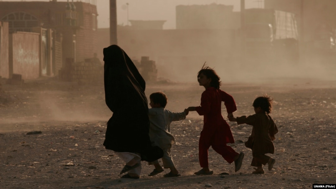 Familia ya Afghanistan yenye watoto wa kike ambao wameelezwa haki zao kukiukwa.