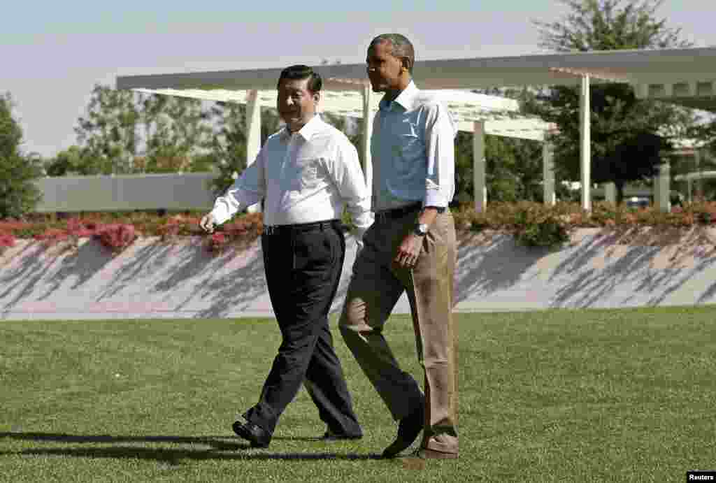 2013年6月8日,美国总统奥巴马和中国主席习近平在加州的庄园并肩而行。这是本图集第一张右侧图片的原照片。