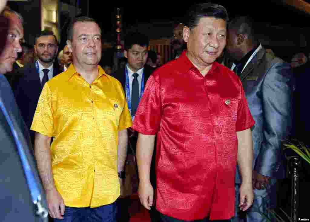 中国国家主席习近平和俄罗斯总理梅德韦杰夫在巴布亚新几内亚前去参加APEC峰会领导人合影(2018年11月17日)。2018年11月23日在纪念刘少奇诞辰120周年座谈会上,习近平称赞刘少奇“ 敢于担当……面对大是大非敢于亮剑,面对矛盾敢于迎难而上,面对危机敢于挺身而出”。这让人想起在1960年代初期中国大饥荒之后刘少奇等人收拾残局的善后工作,当时刘少奇对毛泽东说:“饿死这么多人,历史要写上你我的!人相食,要上书的!”但正是这种做法和说法得罪了毛泽东,在国家经济好转后,被毛泽东发动文革而打倒。