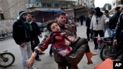 Một bé trai bị thương nặng trong một cuộc giao tranh ác liệt giữa phe nổi dậy Syria và các lực lượng quân đội Syria tại Idlib.
