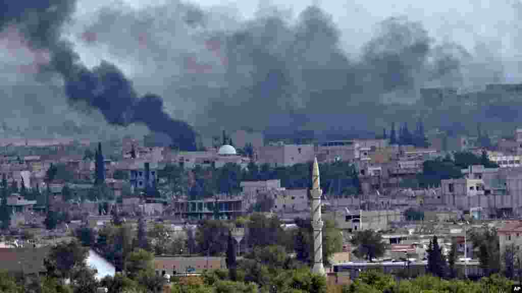 Những cột khói đen của các vụ nổ bốc lên trên bầu trời Kobani, ngày 26/10/2014.