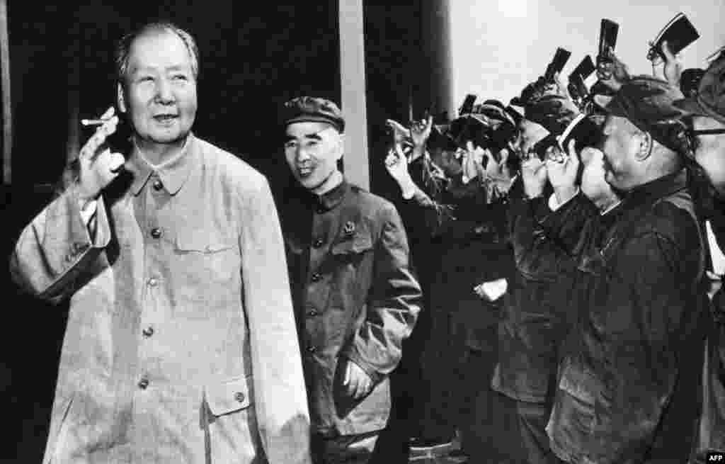 1970年9月初,中共最高领导人毛泽东(1893-1976)拿着烟卷,林彪紧随其后,其他人挥动着《毛主席语录》。当年12月18日,毛泽东接待了他的美国老朋友、《西行漫记》一书作者埃德加·斯诺,表示“四个伟大”(林彪提出的崇毛口号)讨嫌。1971年5月31日,毛泽东批准将这次谈话纪要印发到“党的基层支部,口头传达至全体党员”。毛泽东和林彪之间的裂痕初步公开化了。《炎黄春秋》杂志曾发表胡鹏池的文章说:“刘少奇已经打倒了,面对军方势力的日益坐大,林彪已成尾大不掉之势,他(毛泽东)势必要对林彪下手。”