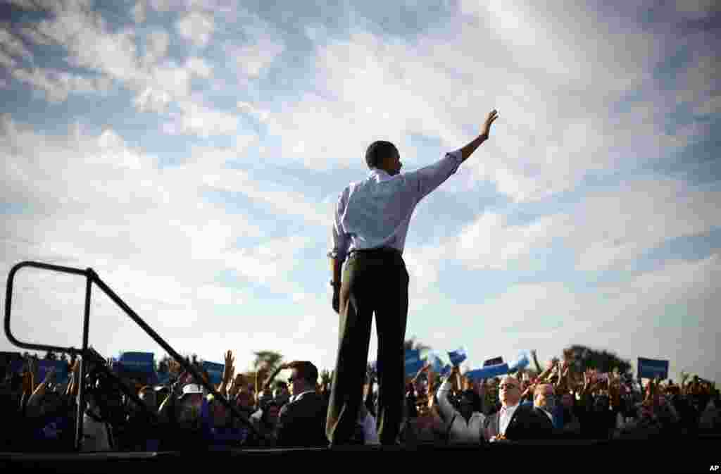 Tổng thống Obama vẫy chào người ủng hộ tại cuộc vận động tranh cử tại trường trung học McArthur ở Hollywood, Florida, ngày 4/11/2012.