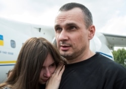 Олег Сенцов з донькою Аліною після звільнення