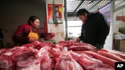 在上海，一位顾客在肉铺挑肉(资料照片)