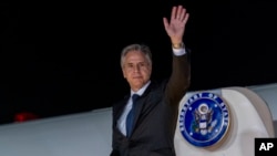 美国国务卿布林肯在菲律宾首都马尼拉登上飞机前往南非进行访问（2022年8月6日）