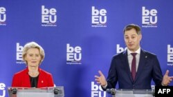 比利时王国首相亚历山大·德克罗(Alexander De Croo,右)与欧盟委员会主席乌尔苏拉·冯德莱恩(Ursula von der Leyen)2024年1月5日出席有关比利时接任欧盟轮值主席国的记者会。(法新社)