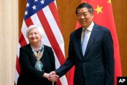 资料照：中国副总理何立峰在北京钓鱼台国宾馆会晤到访的美国财长耶伦。（2023年7月8日）