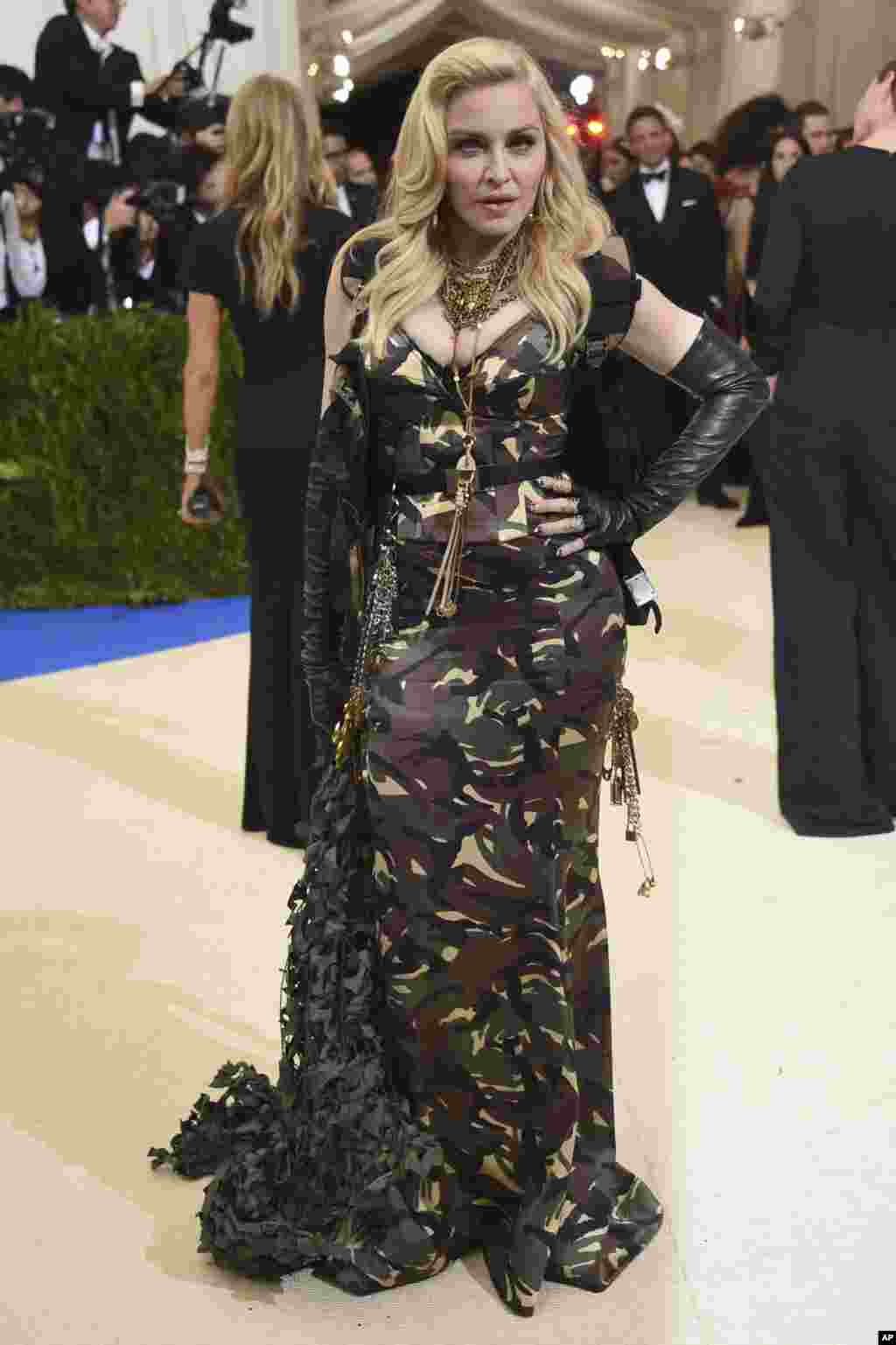 美国著名歌手麦当娜(Madonna)参加在纽约大都会博物馆举办的时装馆慈善晚会，庆祝&quot;中间的艺术&quot;展览开幕。（2017年5月1日）