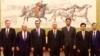 美国贸易代表团成员和中国官员在北京合影，左起：美国贸易代表罗伯特·莱特希泽，美国商务部长威尔伯·罗斯，美国财政部长史蒂文·姆努钦，中国副总理刘鹤。右起第一人为中国人民银行行长易纲。（2018年5月3日或4日，美国驻华大使馆网站图片））