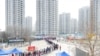天津市民排队等候接受新冠病毒核酸检测。（2022年1月9日）