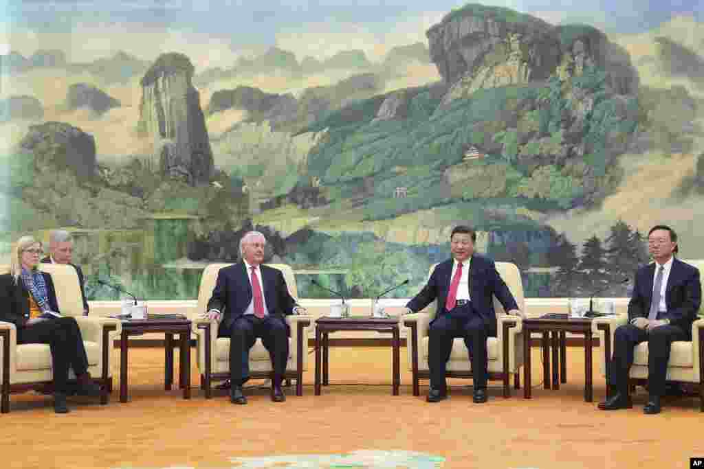 中国国家主席习近平和美国国务卿蒂勒森在北京人民大会堂会晤(2017年3月19日)。左起第一人为美国国务卿办公室主任玛格丽特·彼得林,右起第一人为中国国务委员杨洁篪。2018年3月中旬,美国国务卿蒂勒森被解职。