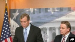 资料照：美国国会及行政当局中国委员会主席默克利联邦参议员(Jeff Merkley)以及(右)史密斯联邦众议员(Chris Smith)。