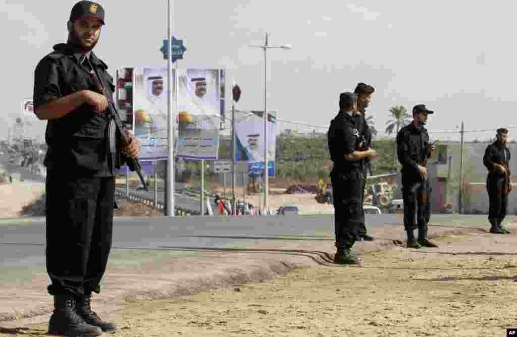 Lực lượng an ninh Hamas đứng gác con đường chính ở Gaza trong khi đợi đoàn xe của quốc vương Qatar Hamad bin Khalifa al-Thani đến Gaza City, 23 tháng 10, 2012.