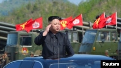 朝中社发布的照片显示， 在朝鲜建军节，朝鲜领导人金正恩观看军事演习（2017年4月25日）