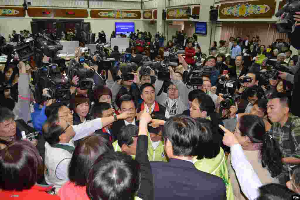立院会场内主席台前一片混乱 （美国之音申华拍摄）