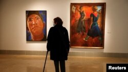 «Портрет» Костянтина Єлєва та «В тирі» Семена Йоффе серед картин, привезених із Національного художнього музею та Київського музею театру, музики та кіно. Виставка у музеї Тіссен-Борнесміса в Мадриді, Іспанія, 29 листопада 2022 року. REUTERS/Juan Medina