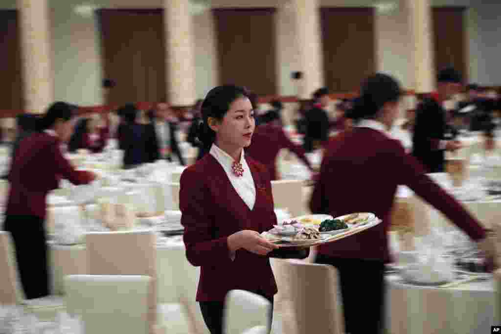 2018年9月30日,北京人民大会堂为中华人民共和国成立69周年举行的招待会上,服务员端着食物。过去传说中受调查的前国家副主席李源潮、前中央军委副主席范长龙和前海军司令吴胜利都出席了。李源潮在中共十九大上,在未满68岁就卸任政治局委员,后来“裸退”,由比他年长的王岐山接任国家副主席。这次招待会上,王岐山排名仅次于中共政治局7位常委。 中国国家前副主席李源潮和中共中央军委前副主席范长龙并肩而坐。共青团出身的李源潮在中共十九大未满68岁就卸任政治局委员,今年两会“裸退”,由比他年长的王岐山接任国家副主席。 ...转自多维新闻网http://www.dwnews.com...1539535036456... 中国国家前副主席李源潮和中共中央军委前副主席范长龙并肩而坐。共青团出身的李源潮在中共十九大未满68岁就卸任政治局委员,今年两会“裸退”,由比他年长的王岐山接任国家副主席。 ...转自多维新闻网http://www.dwnews.com...1539535036456... 中国国家前副主席李源潮和中共中央军委前副主席范长龙并肩而坐。共青团出身的李源潮在中共十九大未满68岁就卸任政治局委员,今年两会“裸退”,由比他年长的王岐山接任国家副主席。 ...转自多维新闻网http://www.dwnews.com...1539535094287...