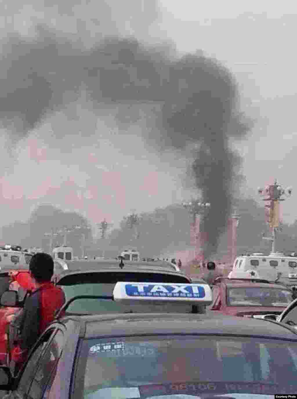 天安门遭车撞击 致5死38人受伤(图片来自微博网友)