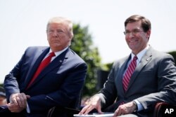 2019 рік. Міністр оборони Марк Еспер та президент США Дональд Трамп (AP Photo/Alex Brandon)
