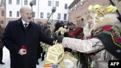 Đương kim Tổng thống Alexander Lukashenko ra tranh nhiệm kỳ thứ tư và nhiều người nghĩ ông sẽ thắng 9 đối thủ lần này