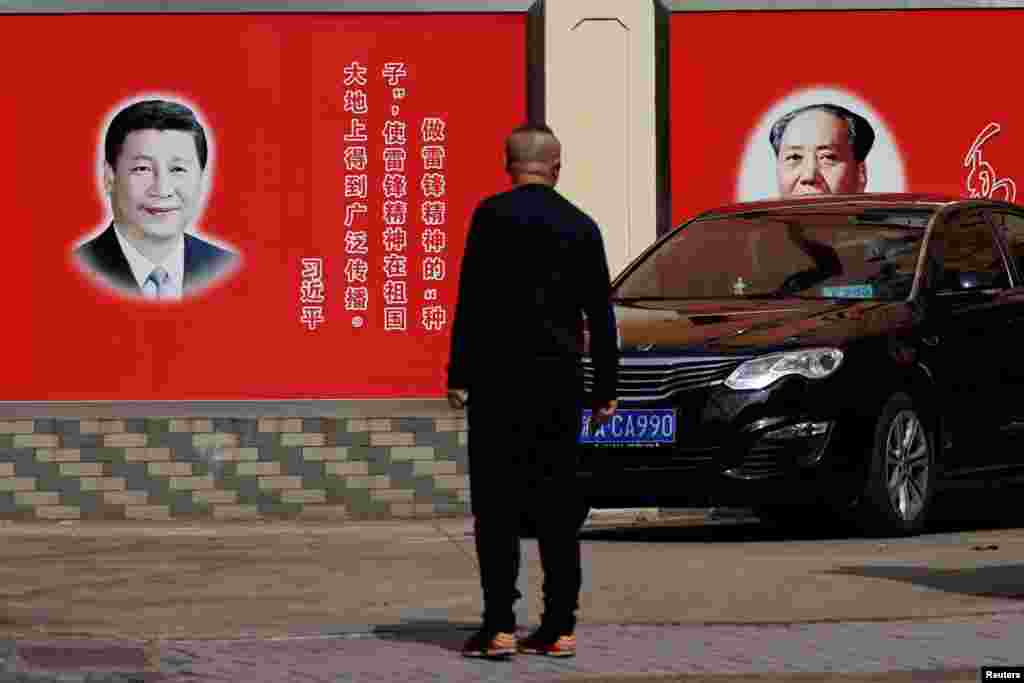 上海街头,希望工程办公室门前,中国国家主席习近平和前主席毛泽东的肖像并列,旁边是习近平关于学习雷锋的语录和毛泽东关于学习雷锋的题词。(2018年2月26日)