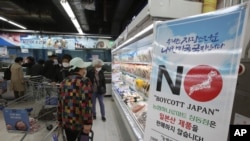 2021年4月16号首尔一家超市的水产品区挂出一份通告谴责日本政府决定向海里排放福岛放射性污染的废水。