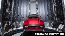 Фото, зроблене компанією SpaceX 6 грудня 2017 р., показує автомобіль Tesla поруч із частиною ракети Falcon Heavy на мисі Канаверал, штат Флорида.