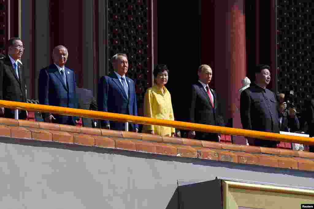 2015年9月3日,北京天安门城楼上,外国贵宾与中国国家主席习近平一起参加纪念反法西斯战争胜利70周年阅兵式。俄罗斯总统普京站在习近平旁边,其左侧是韩国总统朴槿惠,最左侧是联合国秘书长潘基文。