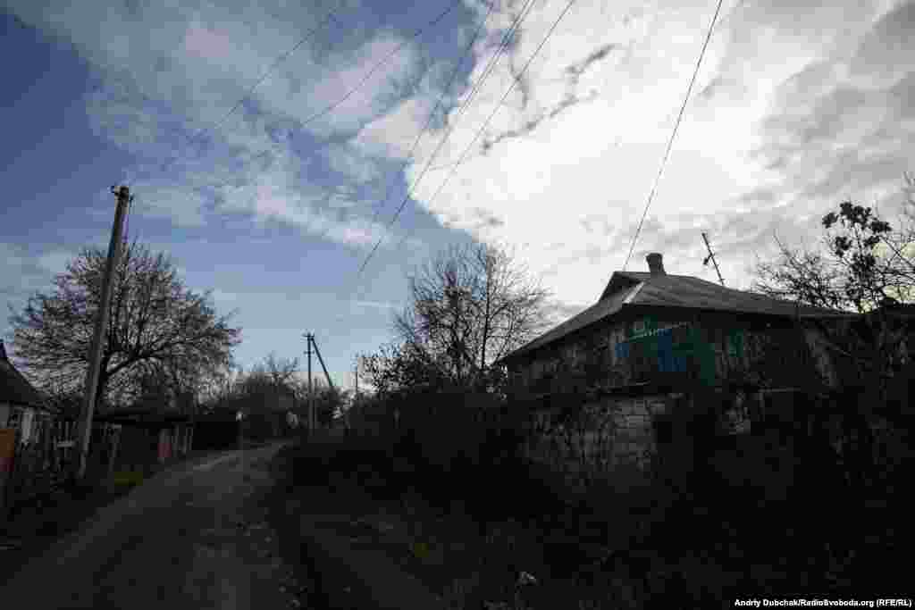 Село Катеринівка тепер поділене на дві частини. За умовами розведення, одна сторона вулиці у Катеринівці тепер, так би мовити, «українська», інша – «сіра».