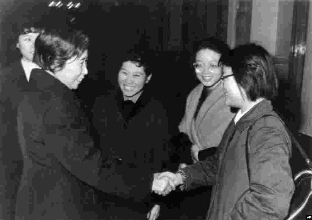 1979年除夕夜,曾经被监禁12年的王光美参加北京人民大会堂举行的春节联欢晚会。当时的人民日报特别提到,晚会上出现了“文革”中蒙冤的彭真、陆定一、薄一波和王光美。在这之前的1978年12月22日 ,根据胡耀邦指示,王光美被释放出狱。王光美回忆:“出狱那天,我被有关方面直接送到了厂桥的中办招待所。孩子们马上赶来厂桥见我。他们告诉我,这里是‘两个凡是’那几个人掌管的地盘,可住不得啊,应该住到中央组织部长胡耀邦分管的地方,这样才安全。经过耀邦同志的过问,我便搬到翠明庄的中组部招待所去了。那时,我一身是病。耀邦同志十分关心,又送我到医院去治病。”在这之前,中国恢复高考,刘源所在工厂不准他报名,他给邓小平写信,争取到机会,考上了大学。